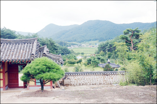 내산서원에서 내다 본 앞뜰. 